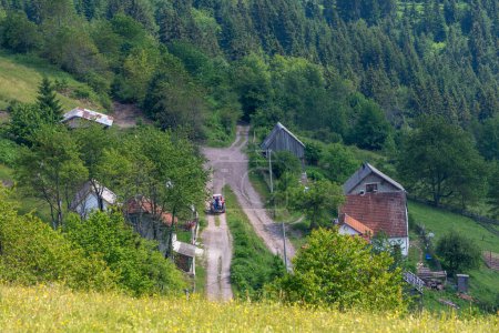 Téléchargez les photos : Vue de dessus de la partie du village de montagne en Bosnie-Herzégovine. Concept agricole représentant une journée de paysans. - en image libre de droit