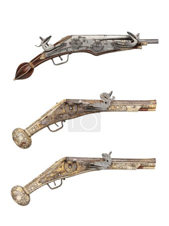 Téléchargez les photos : Armes de poing anciennes du XVIIe siècle. fond isolé - en image libre de droit