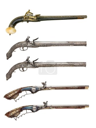 Téléchargez les photos : Armes de poing anciennes du XVIIe siècle. fond isolé - en image libre de droit