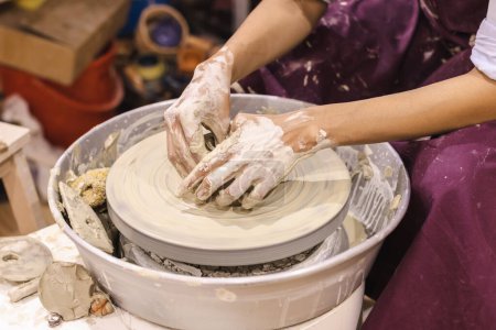 Téléchargez les photos : Atelier de poterie. Femme artiste céramique moulage roue de poterie d'argile. Artisanat artisanal créatif. - en image libre de droit