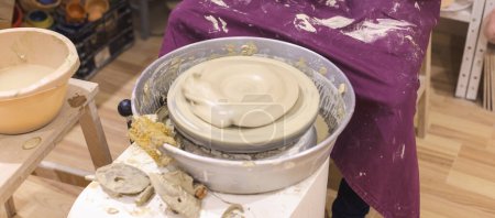 Téléchargez les photos : Roue de poterie vide prête pour l'atelier au studio de céramique. - en image libre de droit