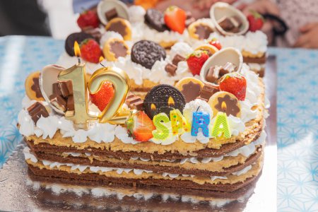 Foto de Delicioso pastel de cumpleaños con dulces en la parte superior. - Imagen libre de derechos
