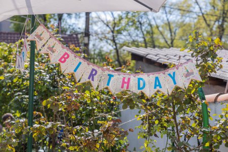 Téléchargez les photos : Inscription d'anniversaire à la fête de jardin le jour du printemps. - en image libre de droit