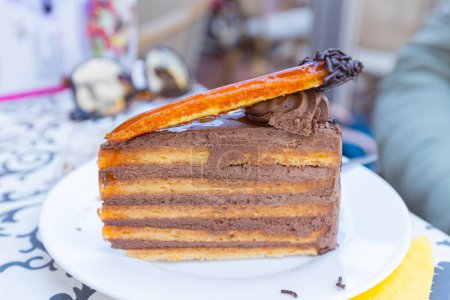 Téléchargez les photos : Un décadent, stratifié Dobos Torte avec glaçage au chocolat noir au restaurant, glaçage au caramel est le complément parfait à toute célébration. - en image libre de droit