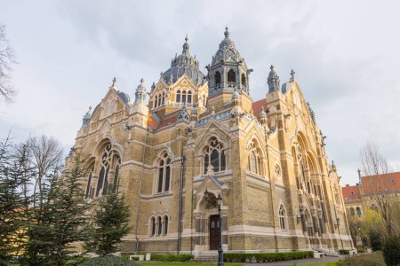 Téléchargez les photos : La synagogue Szeged, un beau monument religieux historique en Hongrie, est un symbole architectural de style art nouveau traditionnel digne d'admiration.. - en image libre de droit