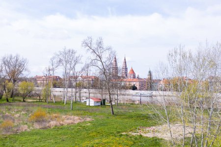 Téléchargez les photos : Szeged, Hongrie paysage urbain coloré se reflète dans la rivière Tisza ci-dessous, encadré par des nuages et une architecture majestueuse par une journée lumineuse. - en image libre de droit