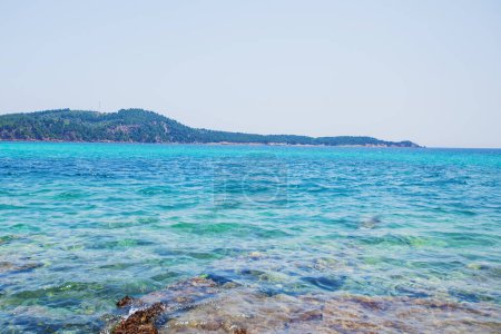 Foto de Paisaje marino idílico pacífico horizonte marino azul que se extiende a través del cielo claro de verano sobre la costa, ofreciendo una belleza idílica en la naturaleza. - Imagen libre de derechos