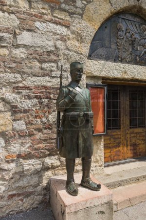 Foto de Iglesia Ruzica en la fortaleza de Belgrado, Kalemegdan. A la entrada de la iglesia, hay esculturas de bronce guerrero serbio de las guerras de liberación. - Imagen libre de derechos