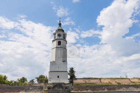 Foto de La Torre Sahat de Belgrado, Torre del Reloj, construida a mediados del siglo XVIII, de estilo barroco, ubicada en la fortaleza de Belgrado, Kalemegdan. Serbia, Europa. - Imagen libre de derechos