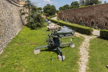 Téléchargez les photos : Musée militaire, forteresse de Belgrade, Kalemegdan. Une partie de l'exposition extérieure. - en image libre de droit