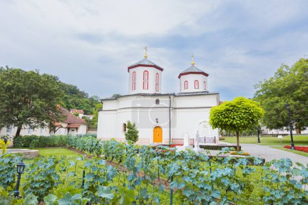 Foto de Monasterio de Rakovica, Iglesia ortodoxa serbia, dedicado a los arcángeles Miguel y Gabriel. Belgrado, Serbia. - Imagen libre de derechos