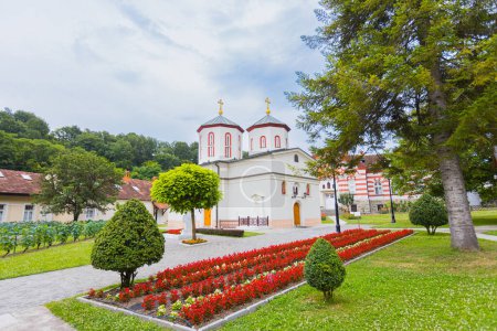 Foto de Monasterio de Rakovica, Iglesia ortodoxa serbia, dedicado a los arcángeles Miguel y Gabriel. Belgrado, Serbia. - Imagen libre de derechos