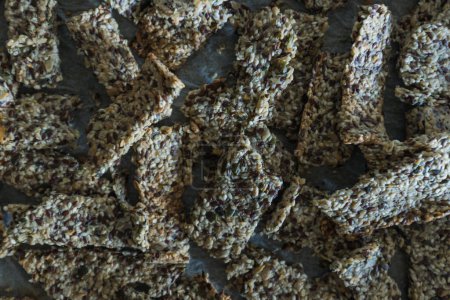 Téléchargez les photos : Délicieuses barres protéinées maison un mélange nutritif de graines croustillantes et de granola - en image libre de droit