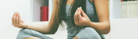Téléchargez les photos : Jeune femme pratiquant la méditation de yoga à la maison. Convient aux femmes caucasiennes dans l'exercice de vêtements de sport.Style de vie sain
. - en image libre de droit