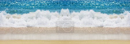 Téléchargez les photos : Plage de sable et vague estivale de la mer bleue sur le rivage
. - en image libre de droit