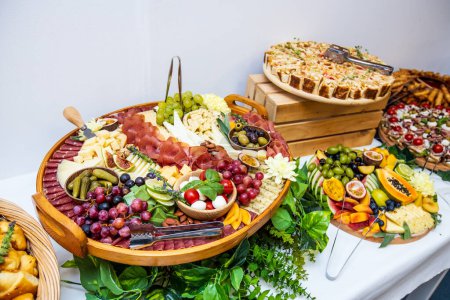 Téléchargez les photos : Délicieux buffet de restauration avec une variété d'entrées gastronomiques servies lors de la célébration. - en image libre de droit