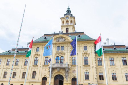 Foto de Edificio antiguo del ayuntamiento se encuentra alto y orgulloso en el corazón de Szeged, Hungría - un pintoresco paisaje urbano lleno de historia y cultura. - Imagen libre de derechos