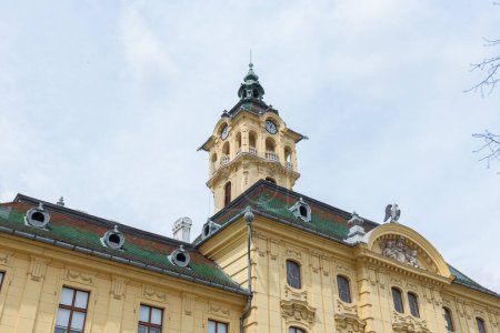 Téléchargez les photos : Bâtiment de mairie vintage se dresse haut et fier au cœur de Szeged, Hongrie un paysage urbain pittoresque plein d'histoire et de culture. - en image libre de droit