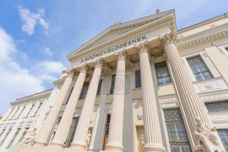 Téléchargez les photos : Le Musée Mra Ferenc est fier, une grande colonne architecturale avec son architecture classique majestueuse dominant la ville de Szeged. - en image libre de droit