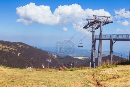 Téléchargez les photos : Télésiège sur paysage de montagne le jour de l'été. - en image libre de droit