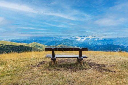 Téléchargez les photos : Impressionnant paysage naturel d'été depuis le sommet avec banc en bois pour se détendre. - en image libre de droit