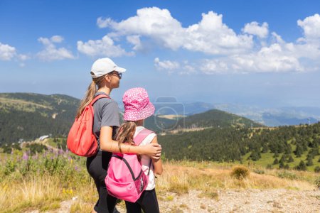 Téléchargez les photos : Enfants avec sacs à dos randonnée en montagne. - en image libre de droit