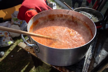 Téléchargez les photos : Processus de fabrication des aliments des Balkans par le poivron rouge rôti, propagation appelée Ajvar, préparation traditionnelle. - en image libre de droit