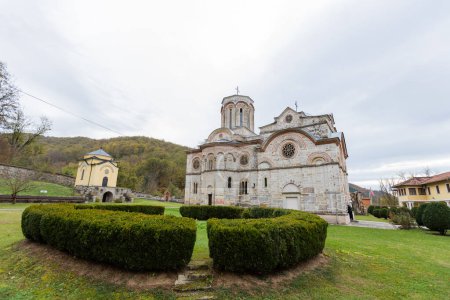 Téléchargez les photos : Monastère de Ljubostinja, une église orthodoxe serbe, point de repère historique et spirituel dans un environnement tranquille, incarnant le riche patrimoine culturel de la Serbie et de la chrétienté orthodoxe orientale. - en image libre de droit