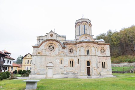 Téléchargez les photos : Monastère de Ljubostinja, une église orthodoxe serbe, point de repère historique et spirituel dans un environnement tranquille, incarnant le riche patrimoine culturel de la Serbie et de la chrétienté orthodoxe orientale. - en image libre de droit