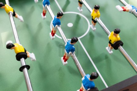Foto de Juego de fútbol. juego de fútbol con jugadores en miniatura. - Imagen libre de derechos