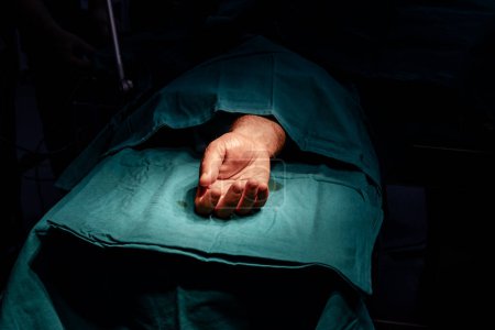 Foto de Mesa de operaciones de la mano del paciente lista para cirugía en quirófano estéril. - Imagen libre de derechos