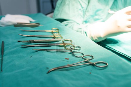 Steriles chirurgisches Instrumentarium, medizinische Instrumente für die Operation, chirurgische Präzisionsinstrumente.