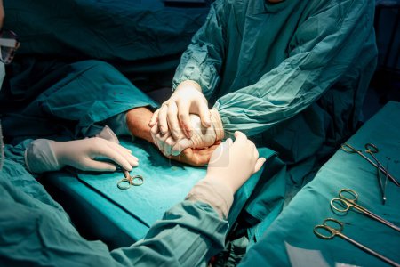 Durchführung eines chirurgischen Eingriffs in einem sterilen Operationssaal.