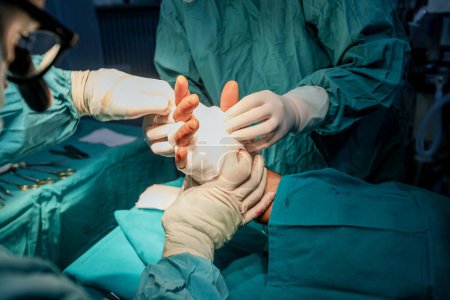 Durchführung eines chirurgischen Eingriffs in einem sterilen Operationssaal.