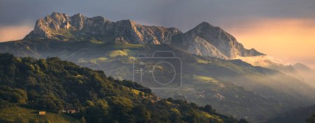 Schönes Licht über dem Monsacro-Gebirge im Morgengrauen, Asturien