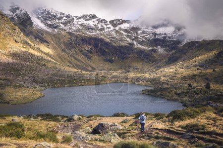 Voyage d'une femme à travers les sentiers tranquilles des lacs Tristaina, Andorre