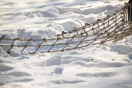 Foto de Red de cuerda en el suelo en la nieve - Imagen libre de derechos