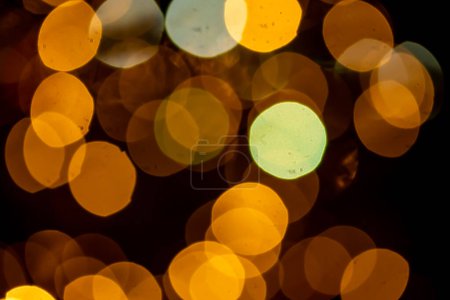 Téléchargez les photos : Abstraction Bokeh, lumières multicolores lumineuses rondes hors foyer, fond de vacances. - en image libre de droit