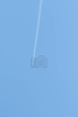 Foto de Alto en el cielo azul el rastro de un avión - Imagen libre de derechos
