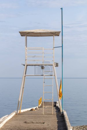 Téléchargez les photos : Paysage bord de mer, jetée de mer par temps clair. - en image libre de droit