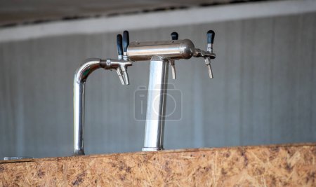 Téléchargez les photos : Metal taps for pouring beer on the street - en image libre de droit