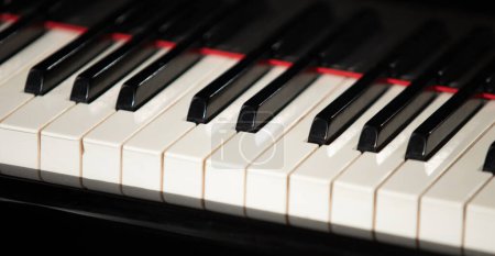 Téléchargez les photos : Clés pour piano noir et blanc close up - en image libre de droit