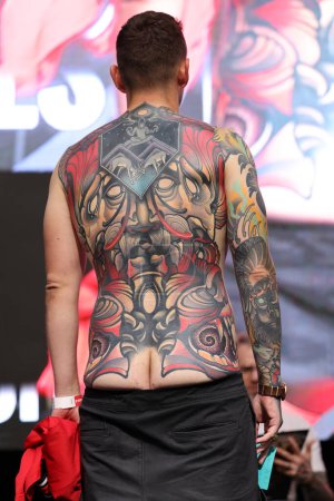 Téléchargez les photos : Cracovie, Pologne - 11 juin 2022 : Participant non identifié au concours pour le meilleur tatouage à la 15ème Convention Tattoofest à Cracovie. L'un des festivals de tatouage les plus prestigieux. - en image libre de droit