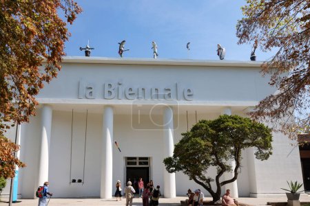 Téléchargez les photos : Venise, Italie - 6 septembre 2022 : La façade du pavillon central de la Biennale situé à Giardini à Venise. Italie - en image libre de droit