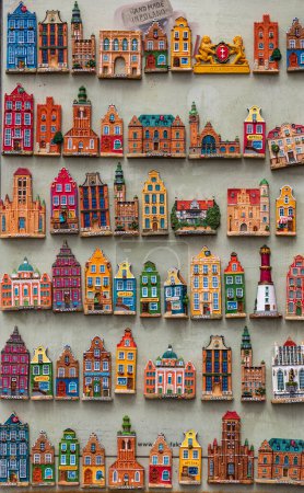 Photo pour Gdansk, Pologne - 9 septembre 2020 : Des rangées de souvenirs d'aimants de réfrigérateur de Gdansk affichés sur le calligraphie. Pologne - image libre de droit