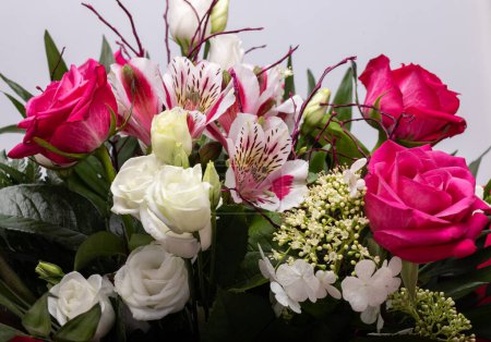 Téléchargez les photos : Beautiful florist bouquet of roses and freesias - en image libre de droit