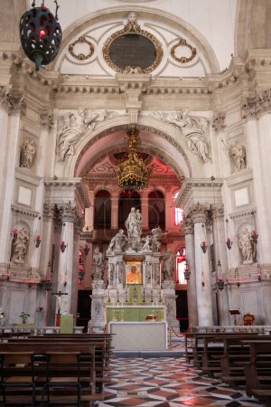 Foto de Venecia, Italia - 5 de septiembre de 2022: Santa Maria Della Salute fue construida como una ofrenda votiva para la liberación de la ciudad de la peste que había tomado casi un tercio de la población de Venecia en 1630. - Imagen libre de derechos