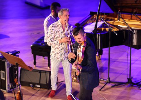 Foto de Cracovia, Polonia - 4 de julio de 2022: Adam Baldych Quartet y Paolo Fresu en directo en el escenario de la Filarmónica de Cracovia en el Festival de Jazz de Verano en Cracovia, Polonia - Imagen libre de derechos