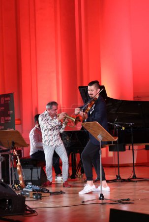 Foto de Cracovia, Polonia - 4 de julio de 2022: Adam Baldych Quartet y Paolo Fresu en directo en el escenario de la Filarmónica de Cracovia en el Festival de Jazz de Verano en Cracovia, Polonia - Imagen libre de derechos