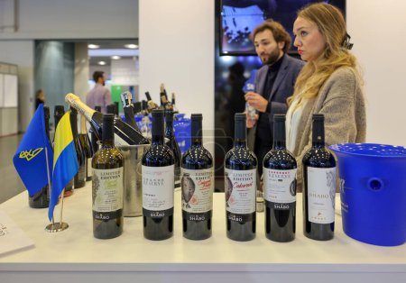 Téléchargez les photos : Cracovie, Pologne - 17 novembre 2022 : Salon International du Vin ENOEXPO à Cracovie. Les producteurs de vin du monde entier rencontrent les importateurs distributeurs et représentants. - en image libre de droit